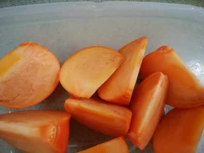 頂き物の柿がたくさんあったので冷凍してみました。