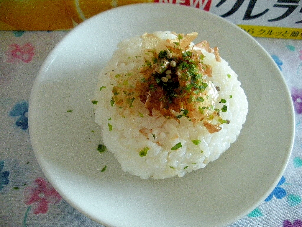 鹿児島県☆かつおぶしと青のりとえごまのおにぎり☆