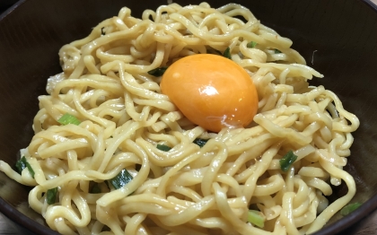 上の麺だけで食べても、下のひき肉を混ぜても2度美味しい！