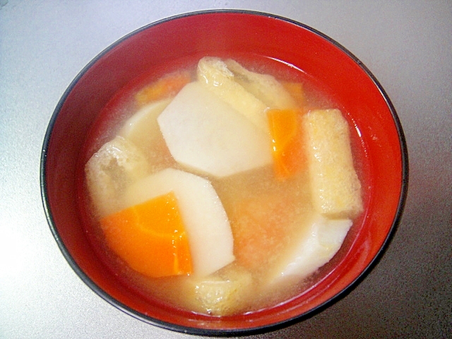 里芋とにんじん油揚げの味噌汁