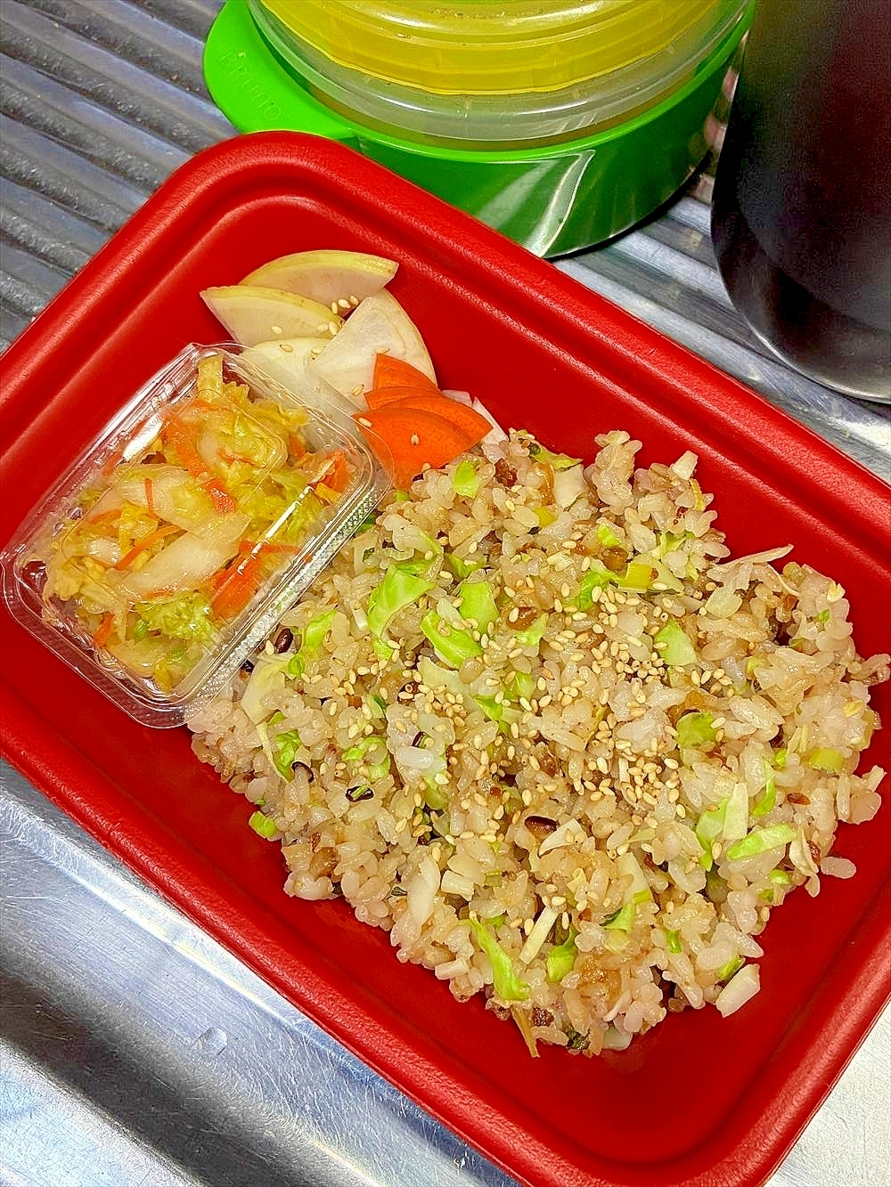 卵クライシス下で作るざくざくにんにく炒飯弁当