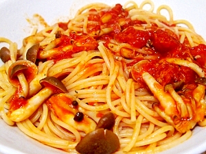 白い皿に盛られたしめじのアラビアータ