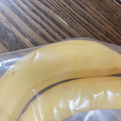 こちらも♡
バナナの長持ち保存方法助かります！まとめ買いするので最後の方のバナナはいつも悲しいことになってます(笑)この方法でバナナ救えそうです(´˘`＊)