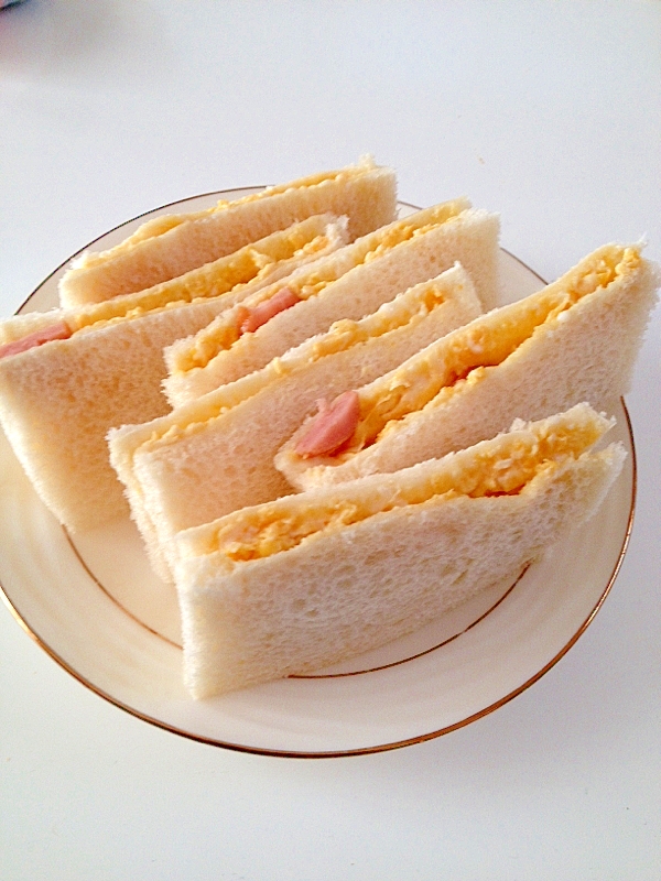 卵とウィンナーのサンドイッチ