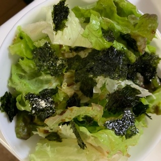 野菜をたくさん食べられる！レタスの韓国風海苔サラダ
