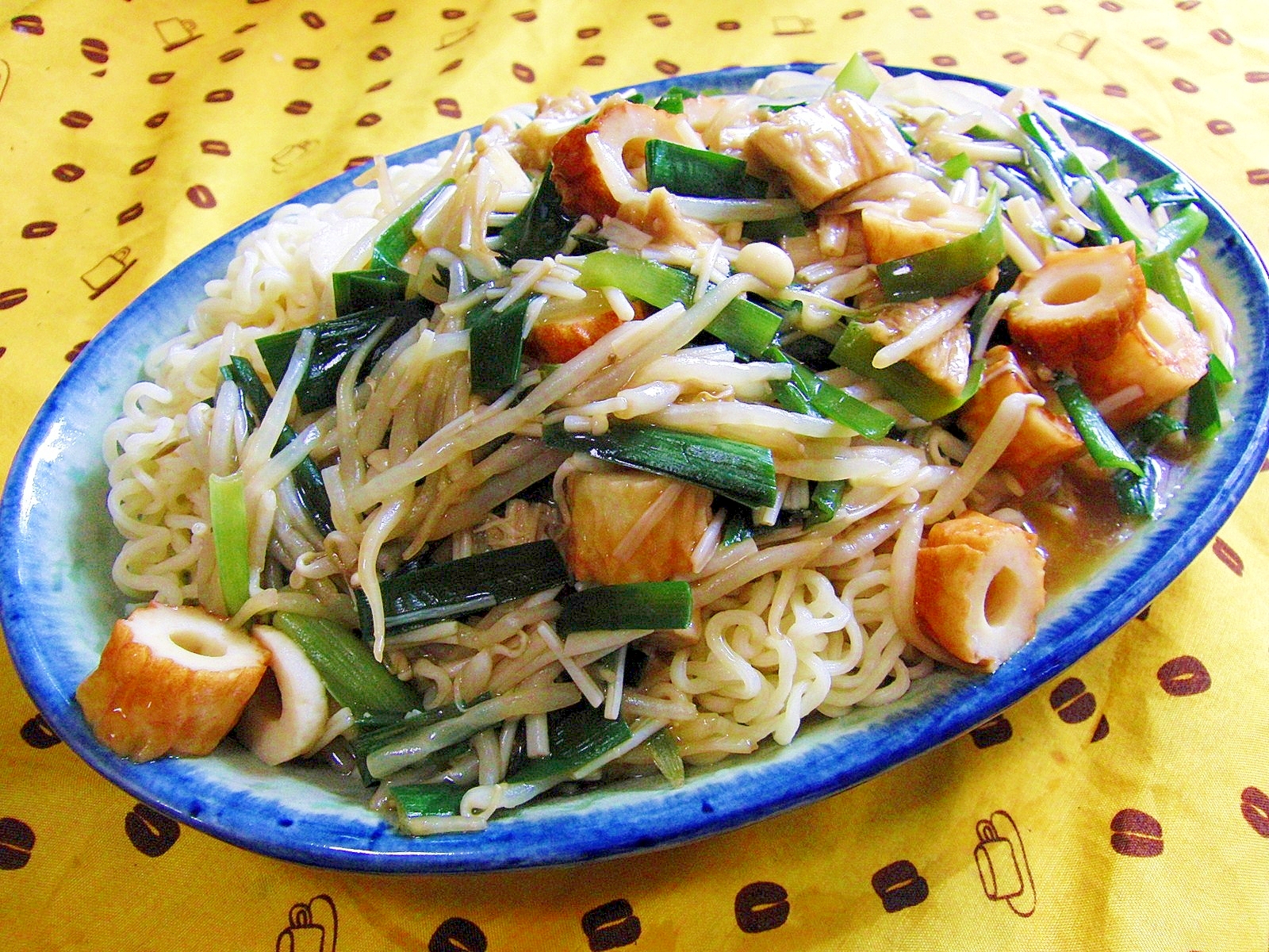 青い器に盛り付けられた冷やしあんかけみそラーメン