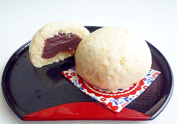 お盆に酒饅頭がのっている様子