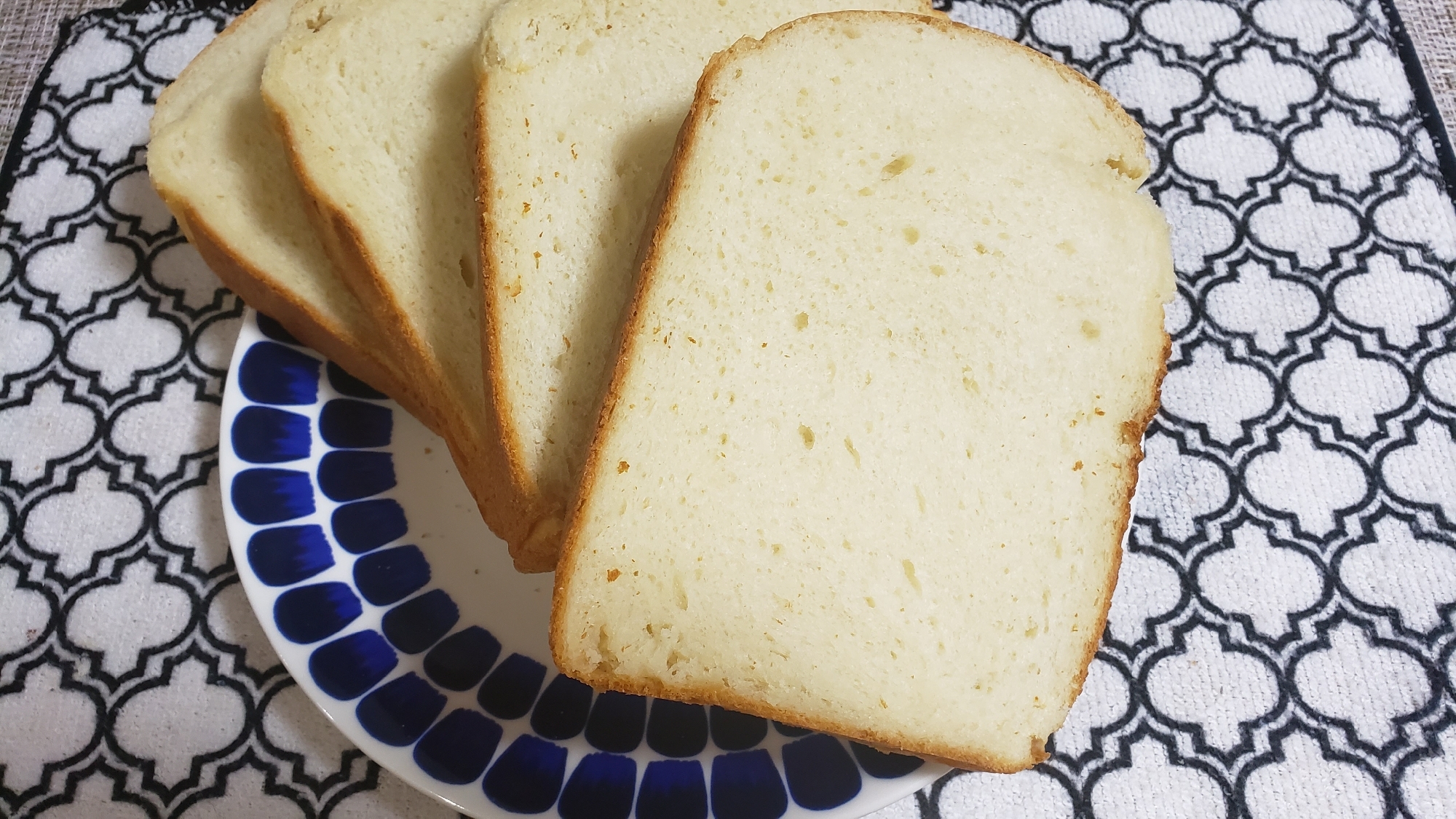 ヘルシー！豆腐と甘酒のふわもち食パン♡