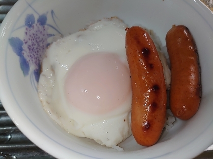 ウィンナーと目玉焼き丼