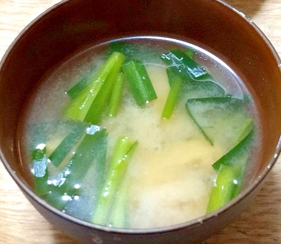 ニラと油揚げの味噌汁