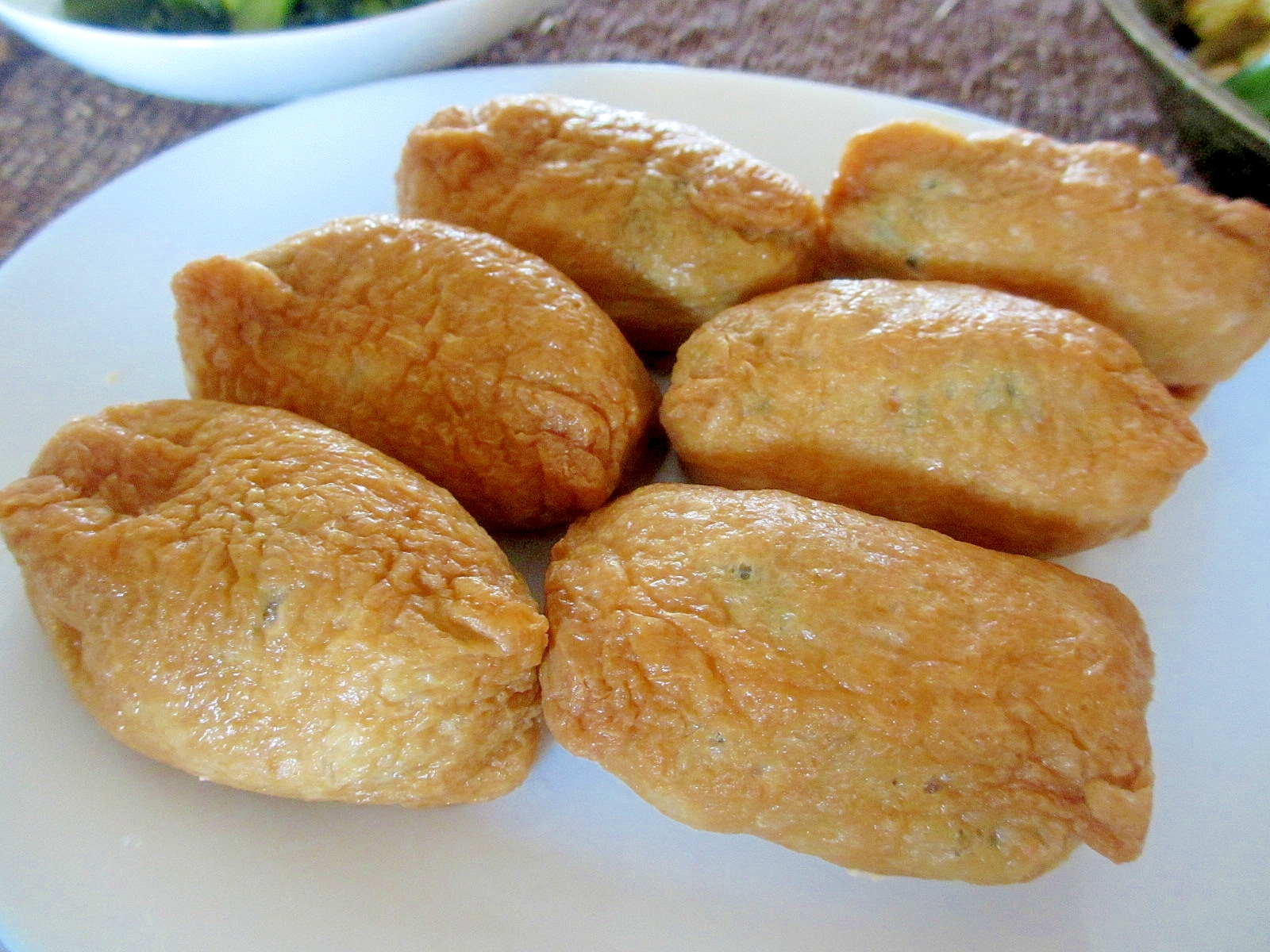 白い皿に盛り付けた花わさびいなり