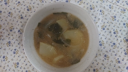じゃがいも、たまねぎ、わかめ、のお味噌汁