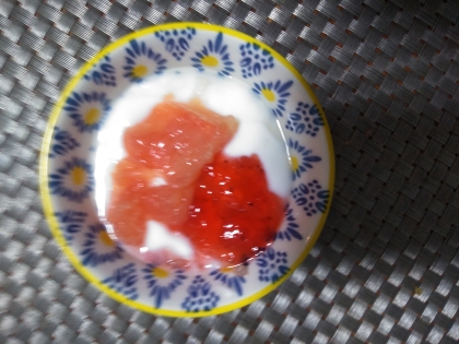 苺ジャムが甘酸っぱくて
ヨーグルトに合いますね♪
食後にいただきました
(*^^*)
美味しかったです♪