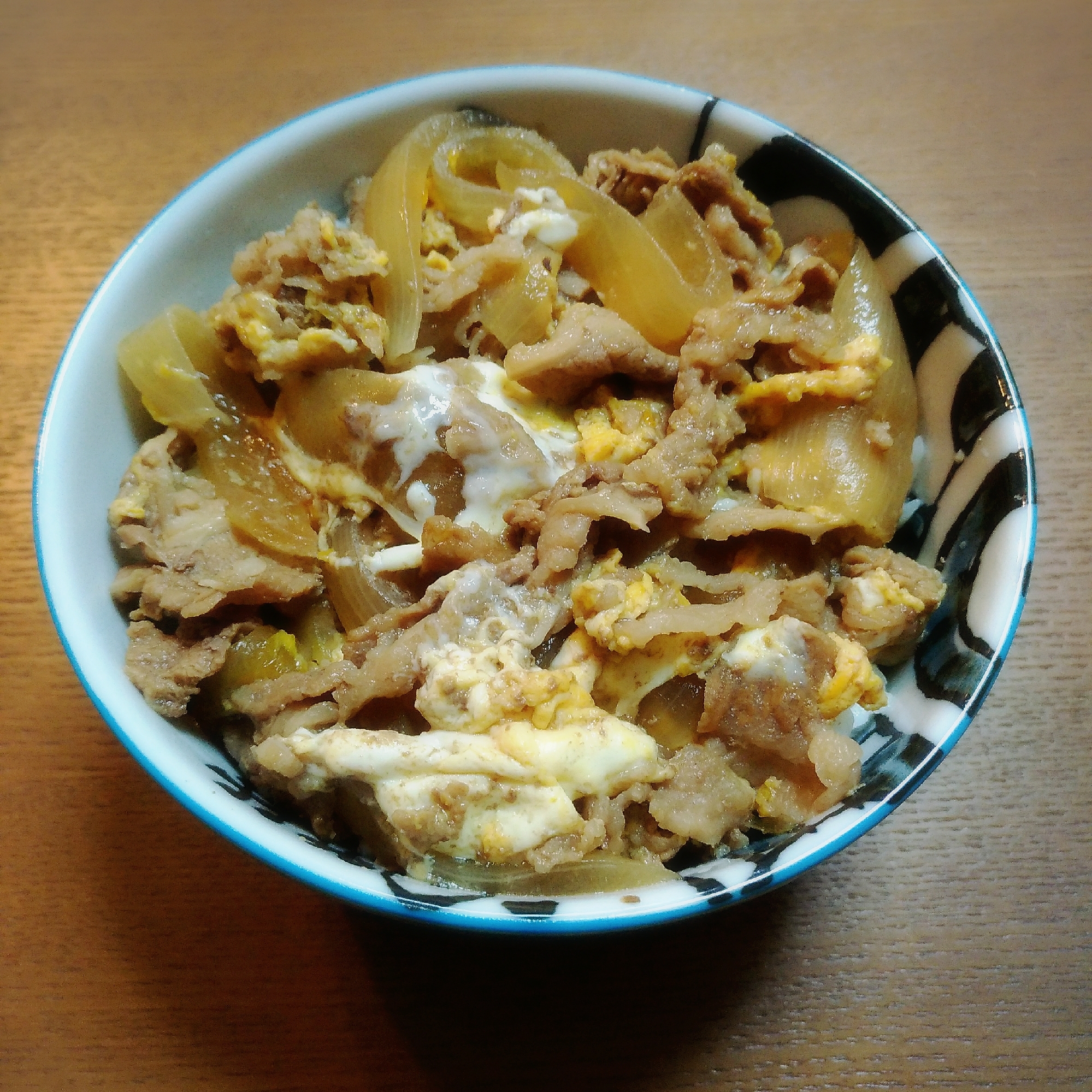 トロトロ卵と玉葱の牛とじ丼