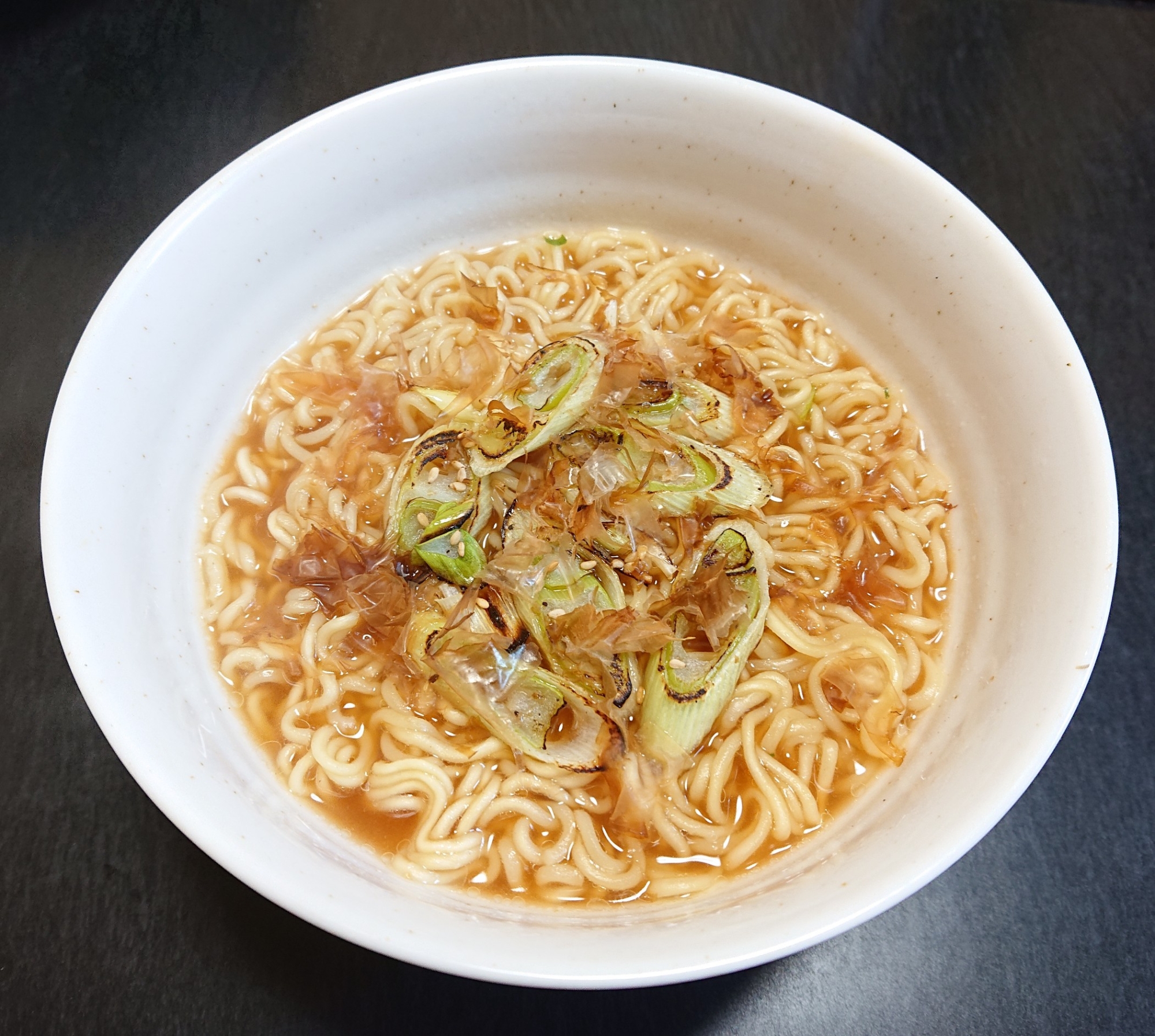 インスタントで☆焼き長ネギのにゃんこ醤油ラーメン