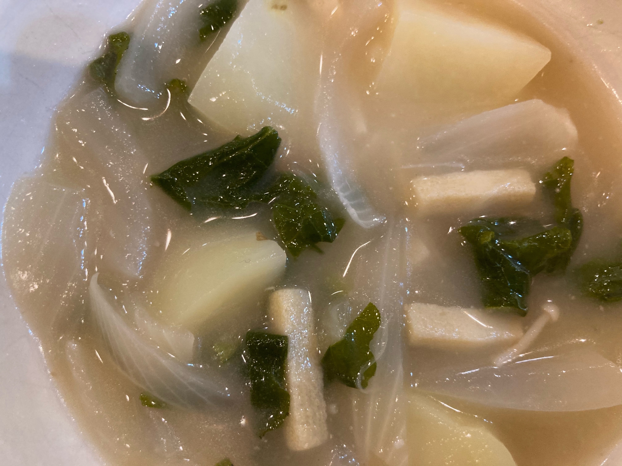 じゃが芋と高野豆腐とほうれん草と玉葱のミルク味噌汁