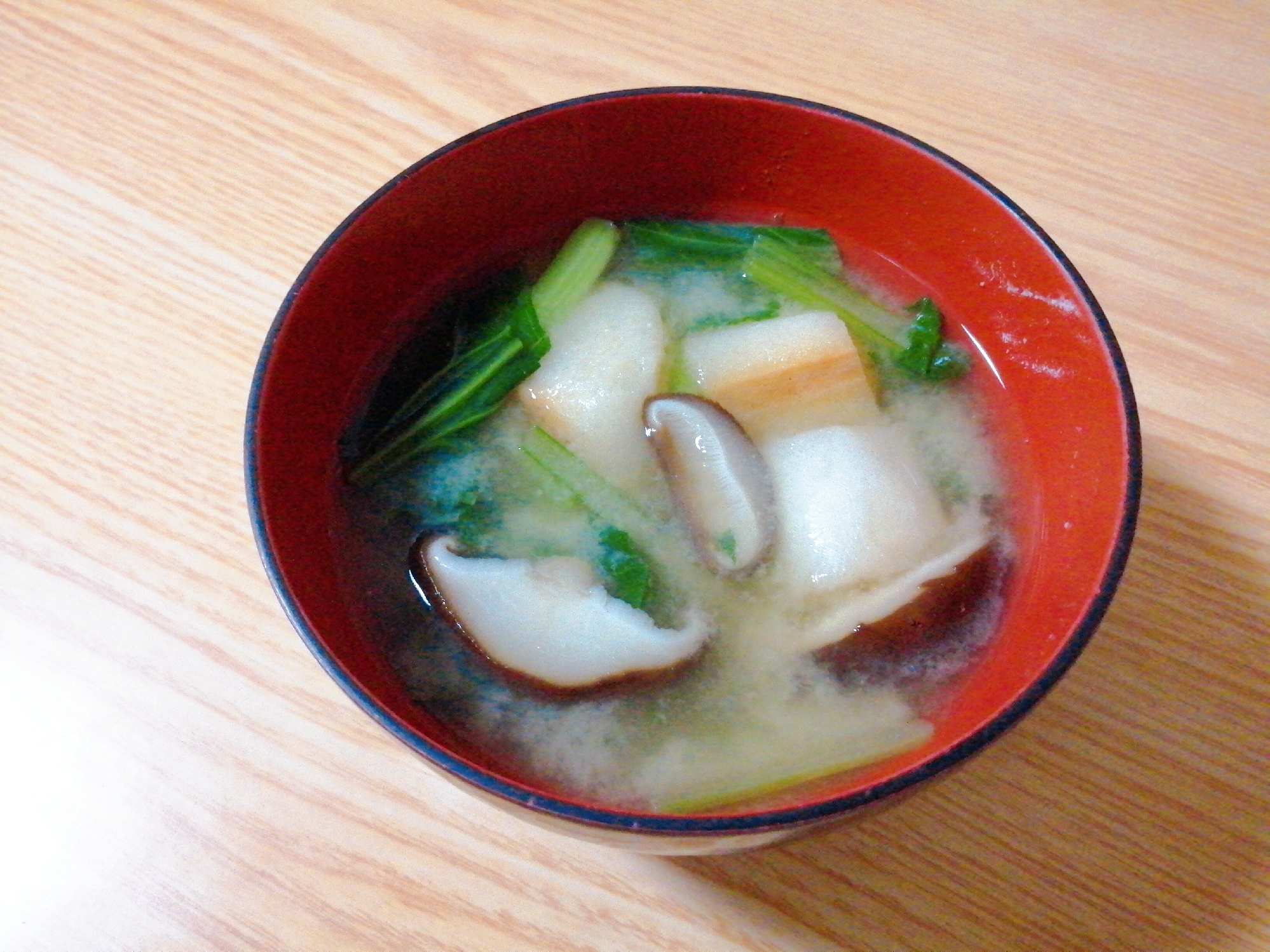 小松菜と椎茸と麩の味噌汁