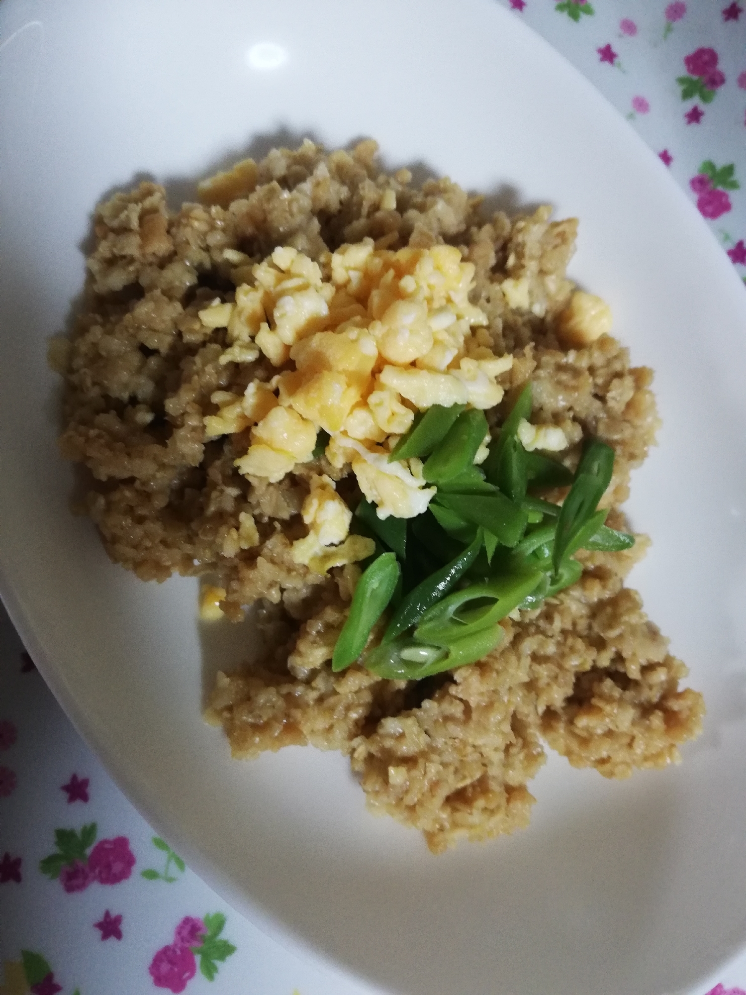 鶏そぼろとオートミール炒めの2色丼