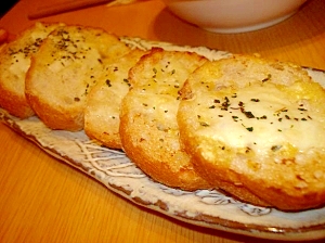 おやつにおつまみに★フランスパンのチーズ焼き