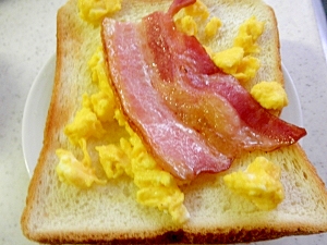 朝食に♪　卵とベーコンの食パン
