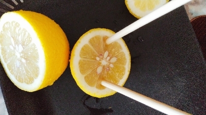 手が汚れない輪切りのレモンの絞り方