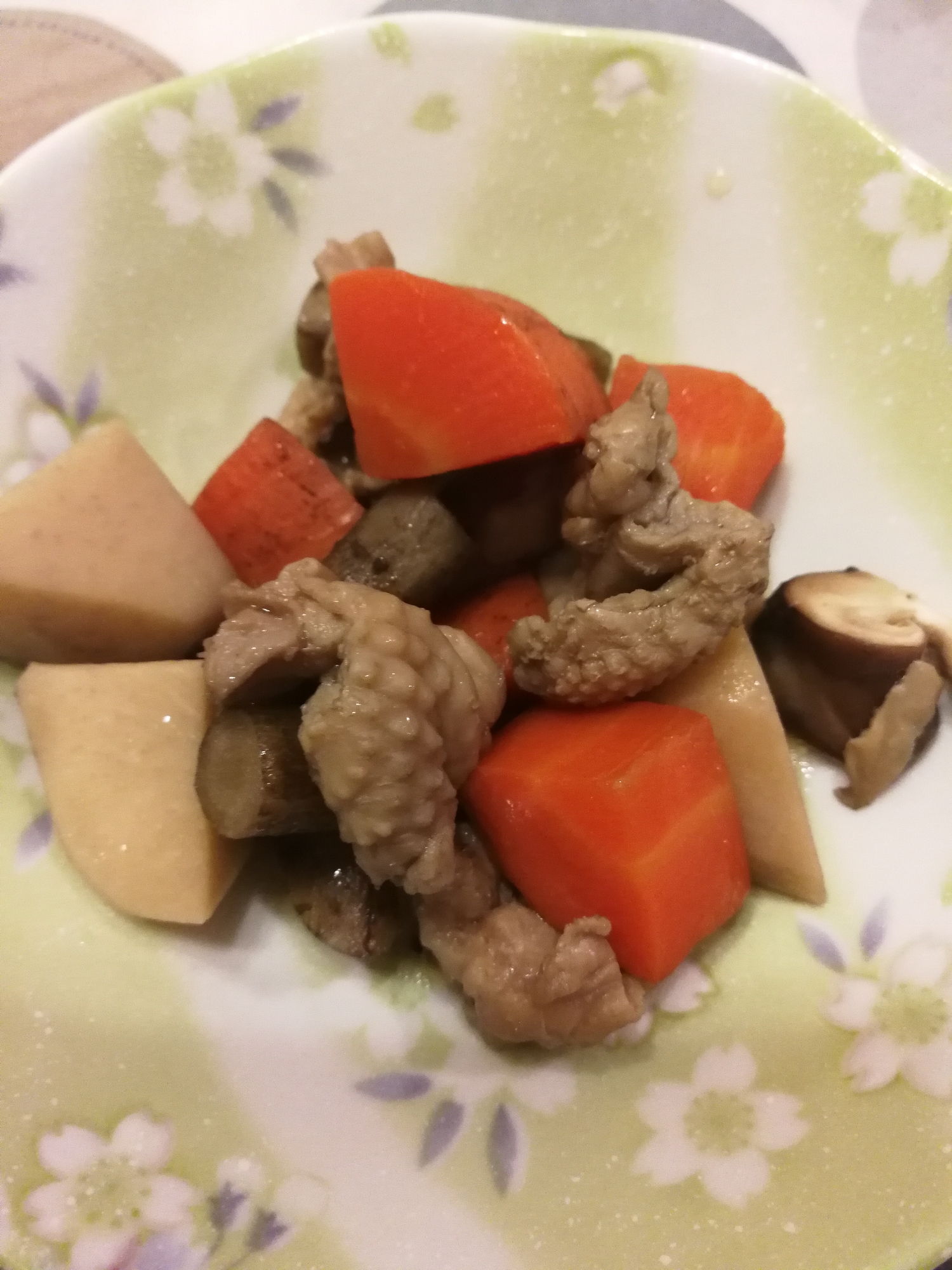 鶏皮にんじん里芋ごぼう椎茸の煮物
