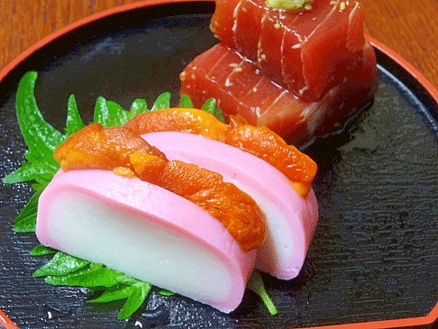 トレイにのせられたかまぼこのうに挟み