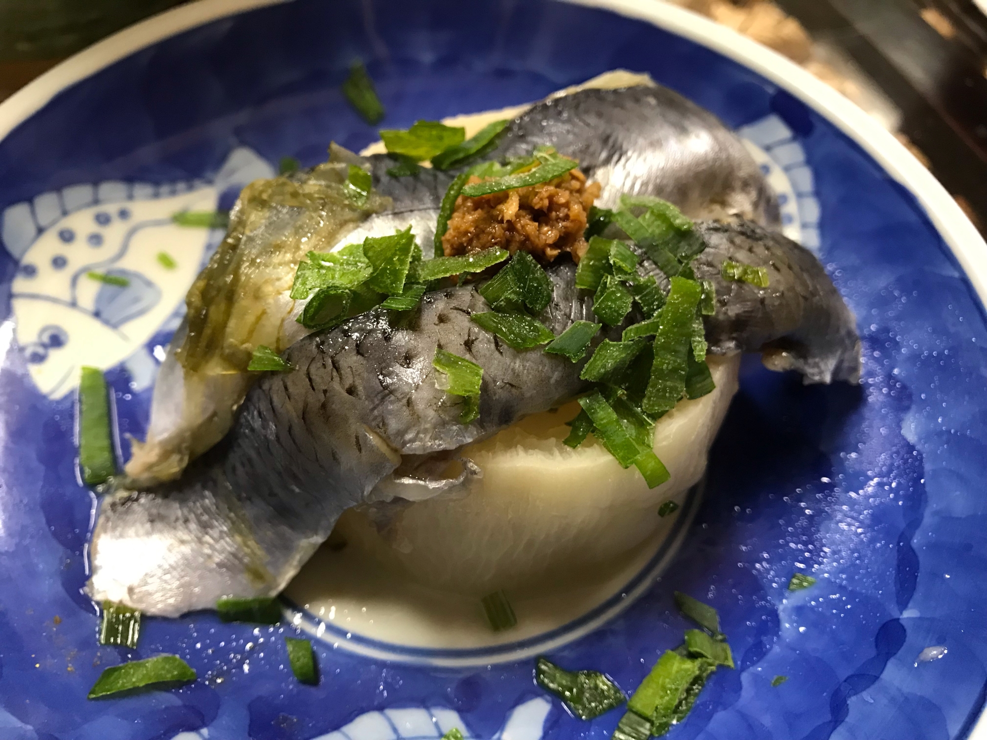 おつまみに！ダイコンの煮物の昆布じめいわしのせ