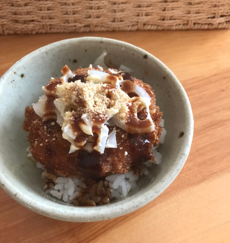 酢レンコンのマヨ和えのせメンチカツ丼