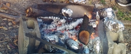 キャンプ飯スィーツ♪焚き火で焼き芋