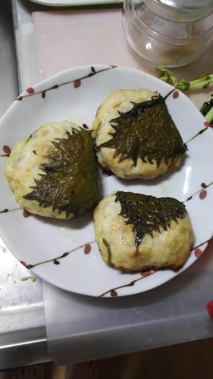 てりやきダレは別で作って好みでかけて食べました！美味しかったです( 〃▽〃)豆腐もひき肉も少なかったから全部で五個しか出来なかった(´・ω・`)次回はレシピ通り