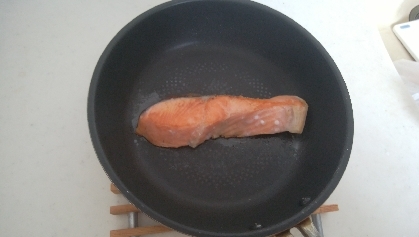 後片付け楽チン♪　鮭はフライパンで焼こう（＾０＾）