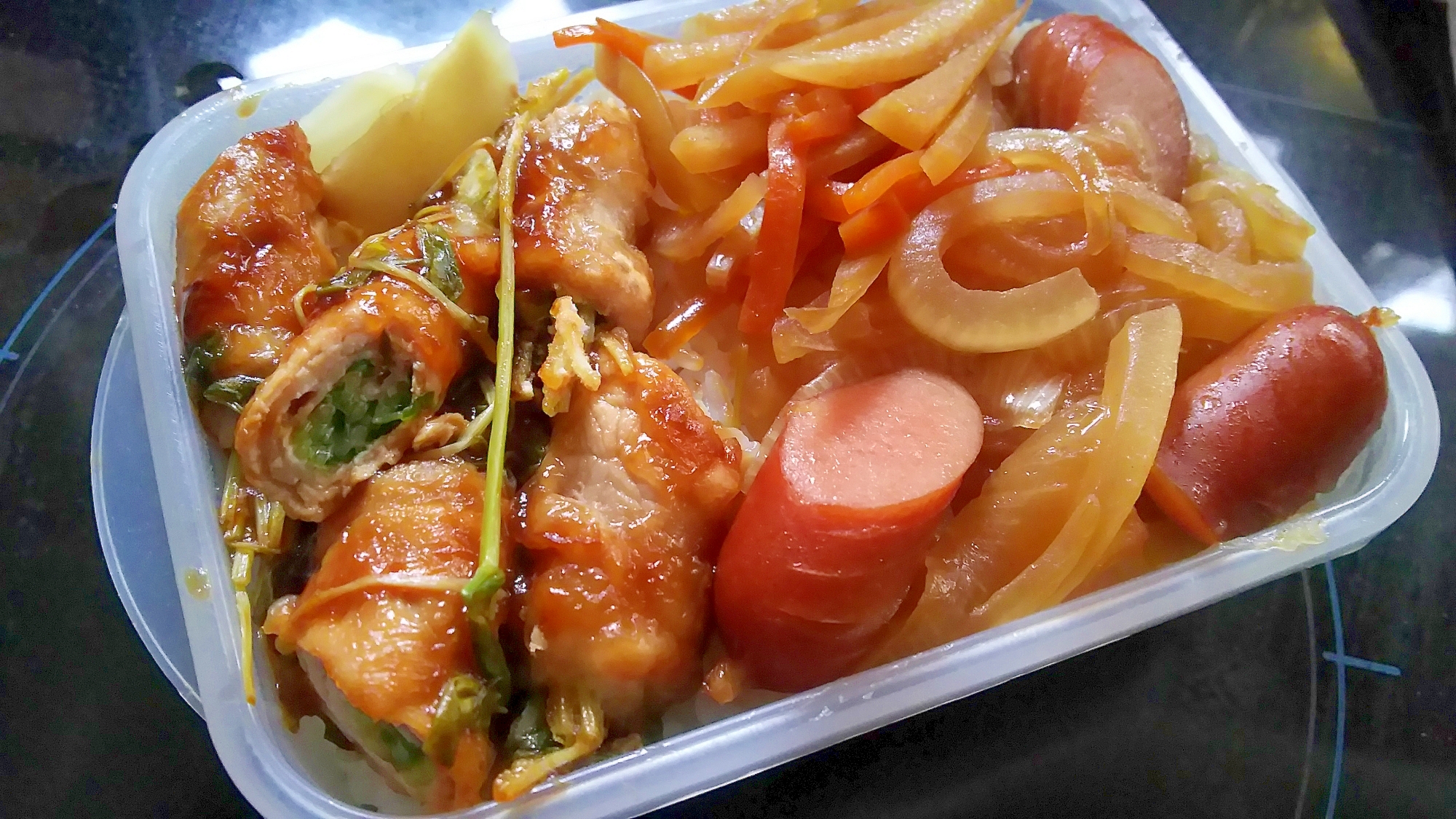 豚肉で豆苗の簡単肉巻き!ふんわりこってりソース