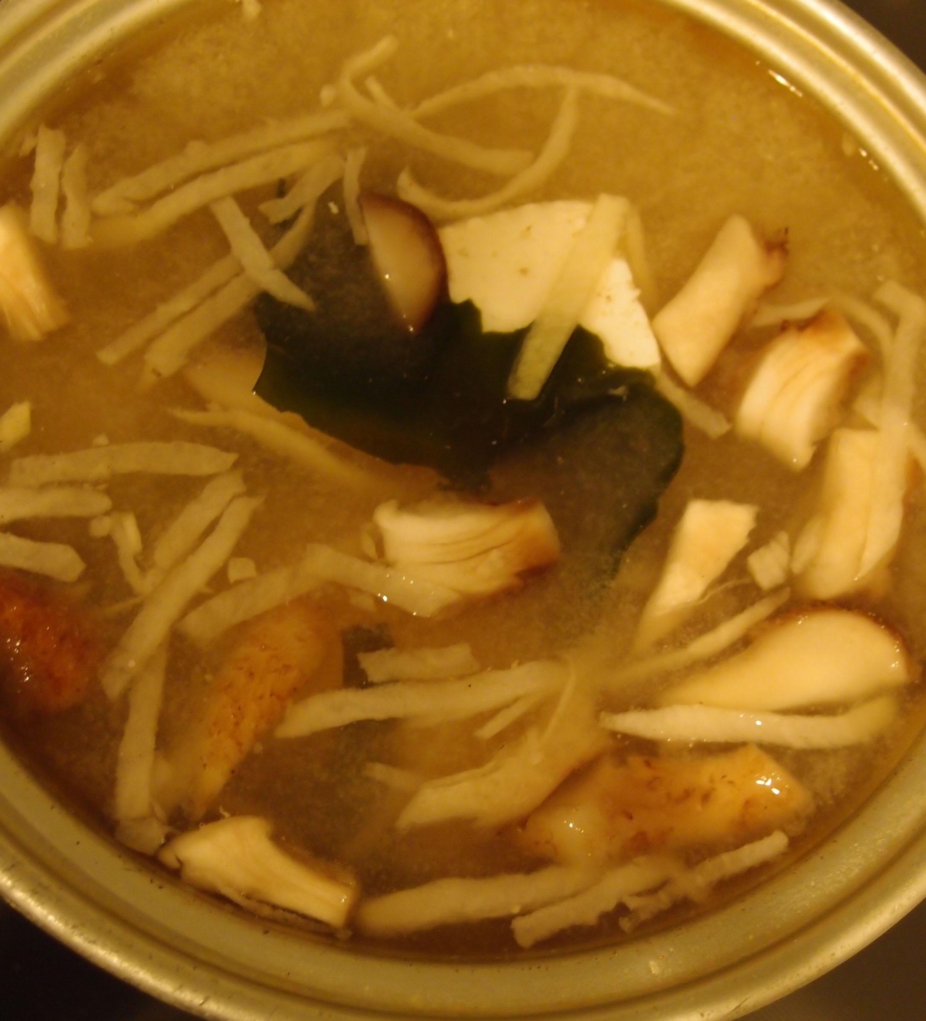 しいたけの軸と豆腐と切り干し大根とわかめのお味噌汁