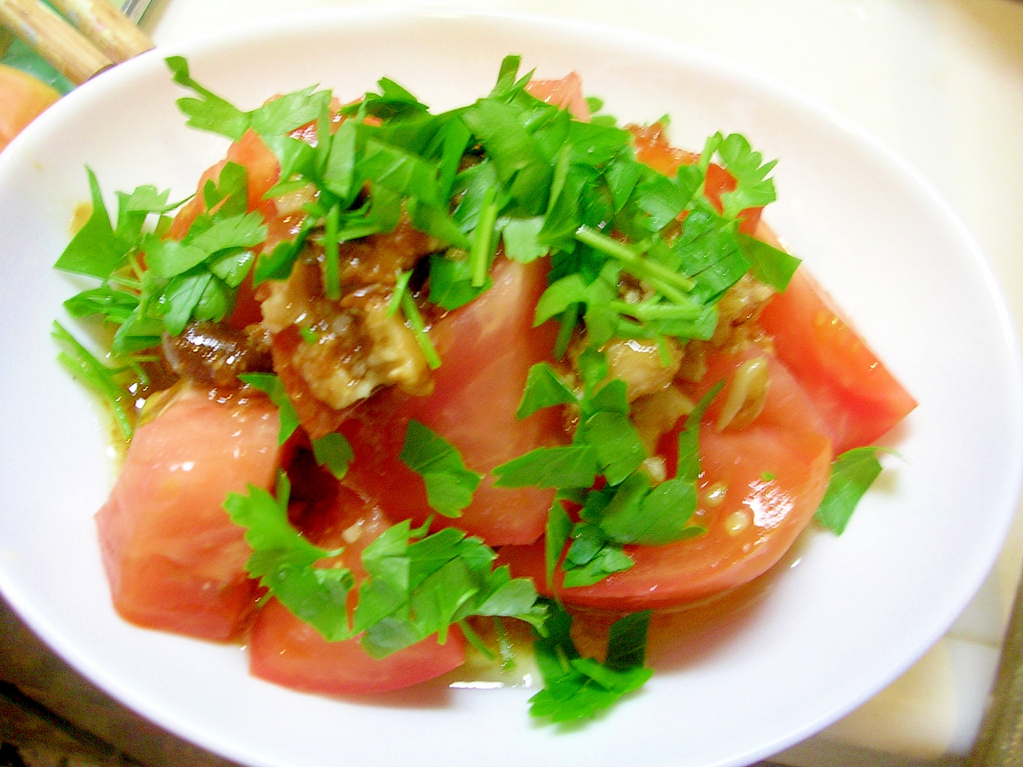 漢方食材のくるみを加えて　トマトの味噌ドレかけ