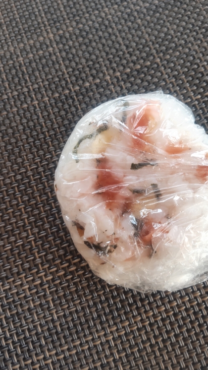 お茶漬け海苔、梅干しのおにぎり