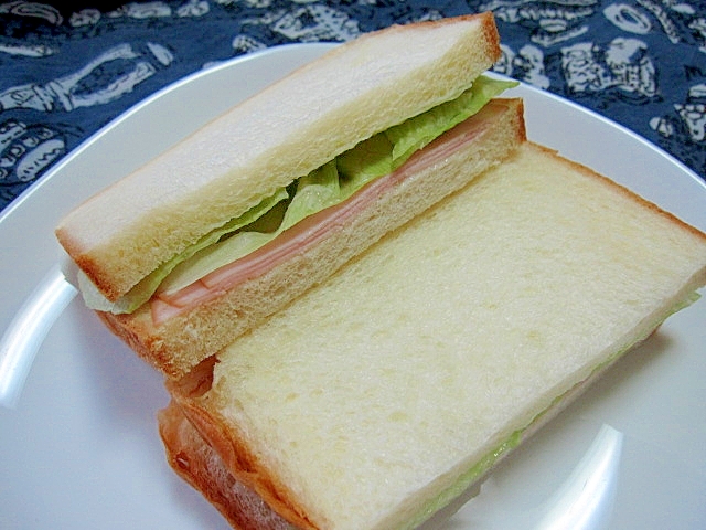 薄切りロースハムとレタスのサンドイッチ