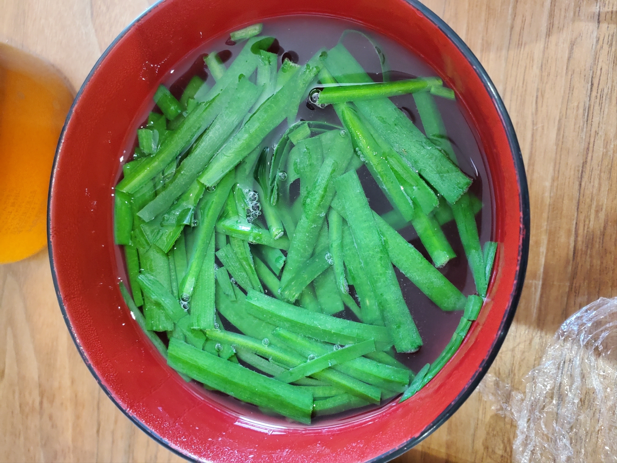 ニラ、ちくわのスープ