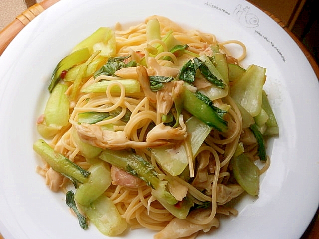 チンゲン菜と白い舞茸のパスタ