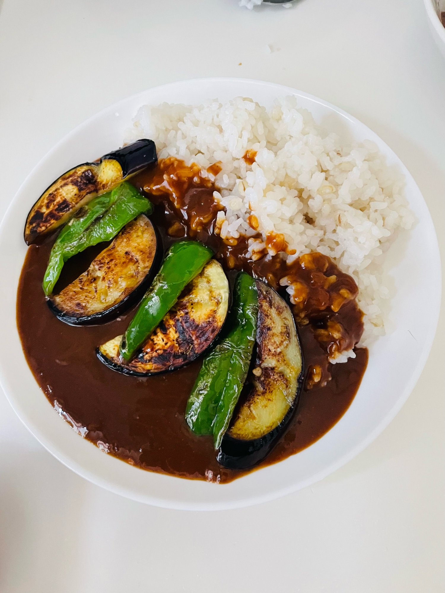 夏野菜乗せ！レトルトのカレー