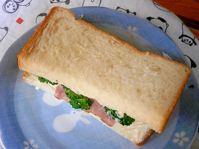 クリームチーズ・ブロッコリーのサンドイッチ