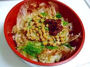 抗酸化作用！糸のりと納豆の乗っけ丼　八丁味噌添え　