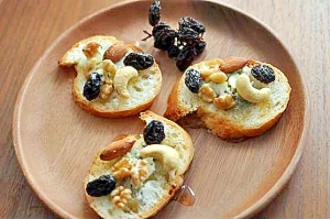 ワインに合う ブルーチーズ ハニーナッツのカナッペ レシピ 作り方 By Kaorinkaorin 7 楽天レシピ ワインに合う ブルーチーズ ハニーナッツのカナッペ レシピ 作り方 By Kaorinkaorin 7 楽天レシピ