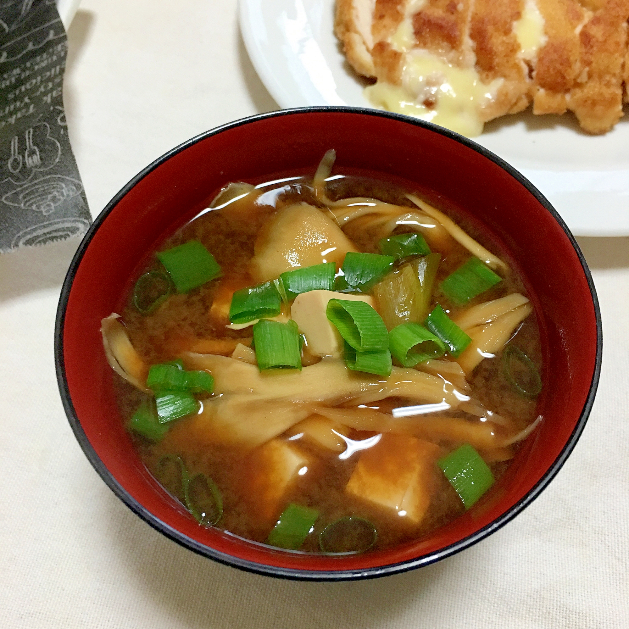 舞茸と豆腐荒刻み青ねぎの赤だし味噌汁♡