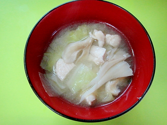 キャベツと舞茸鶏むね肉の味噌汁