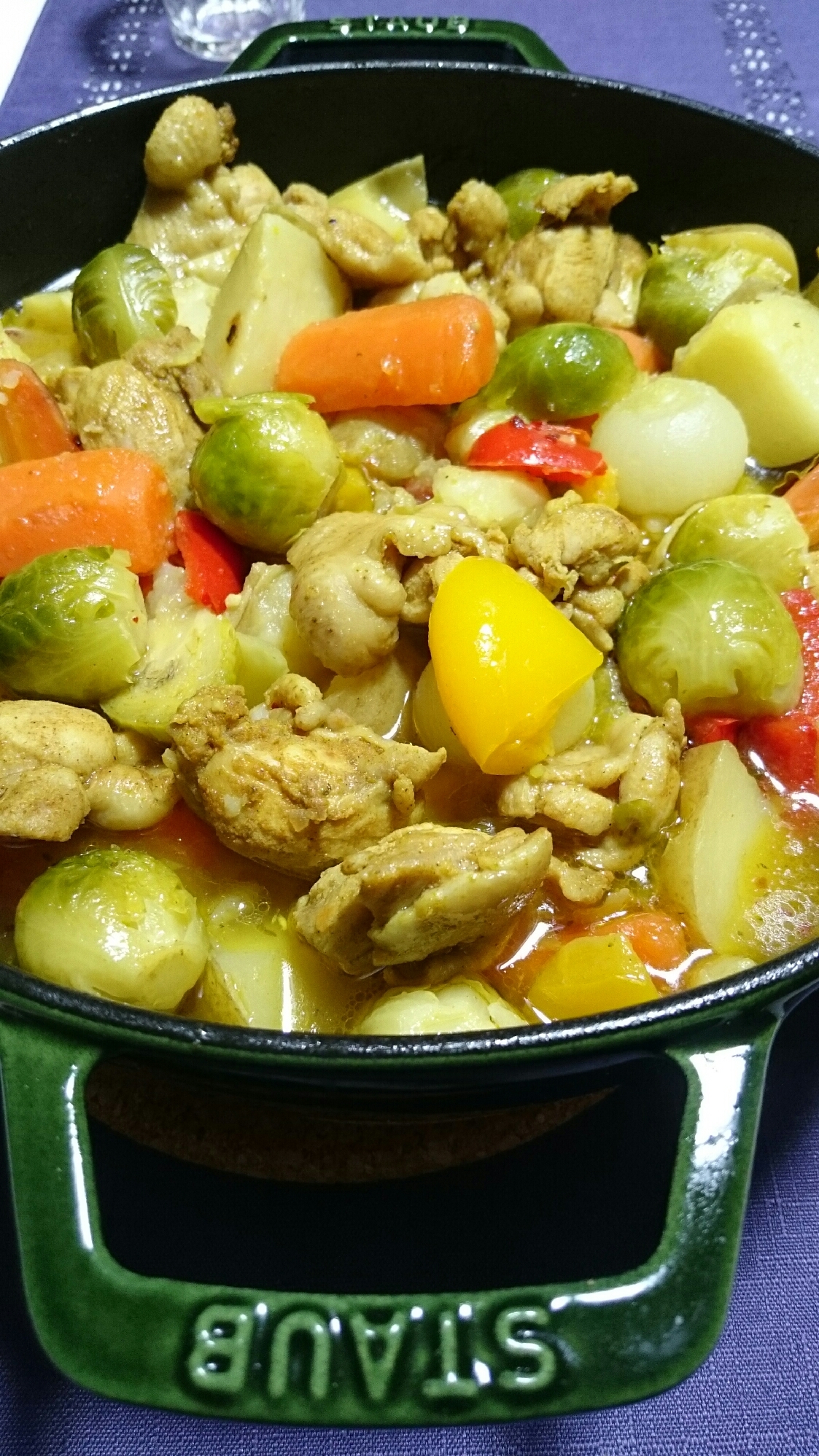 ストウブDe〜鶏肉と彩り野菜のカレー風煮込み