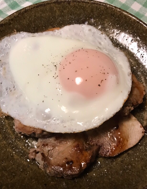 豚ロース肉の甘辛焼き目玉焼きのせ