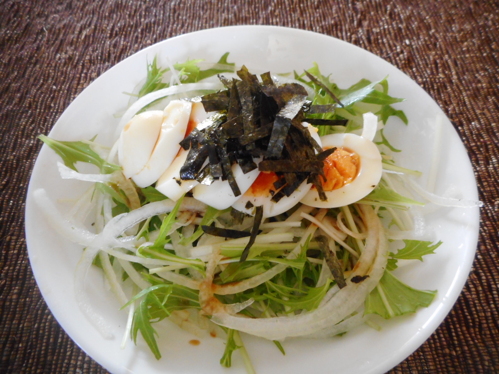 水菜と玉ねぎとゆで卵の海苔サラダ