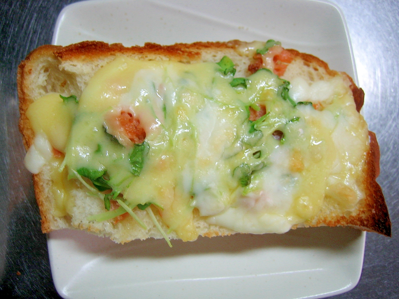鮭フレーク＆カイワレ大根のチーズトースト