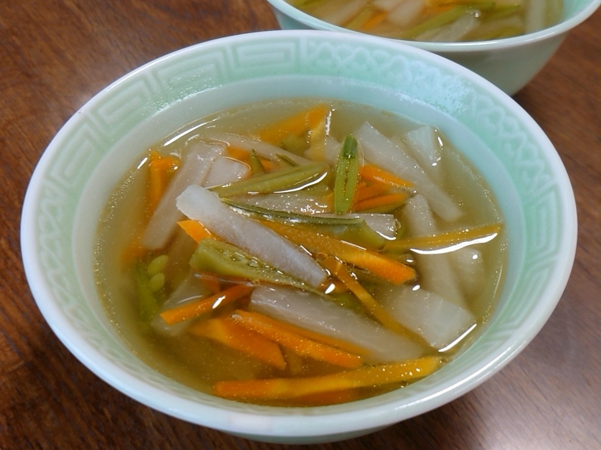 大根とにんじんとスナップエンドウの中華スープ